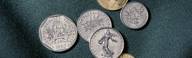 Маленькие монетки на столе ничто по сравнению с потерями банка в результате мошенничества.