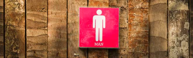 Вывеска на мужском туалете символизирует тот факт, что микрокредит может быть не таким выгодным, как кажется на первый взгляд.